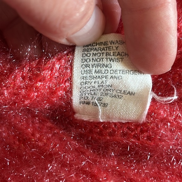 LOVELY PINK FUZZY SWEATER SIZE MEDIUM - Picture 5 of 6